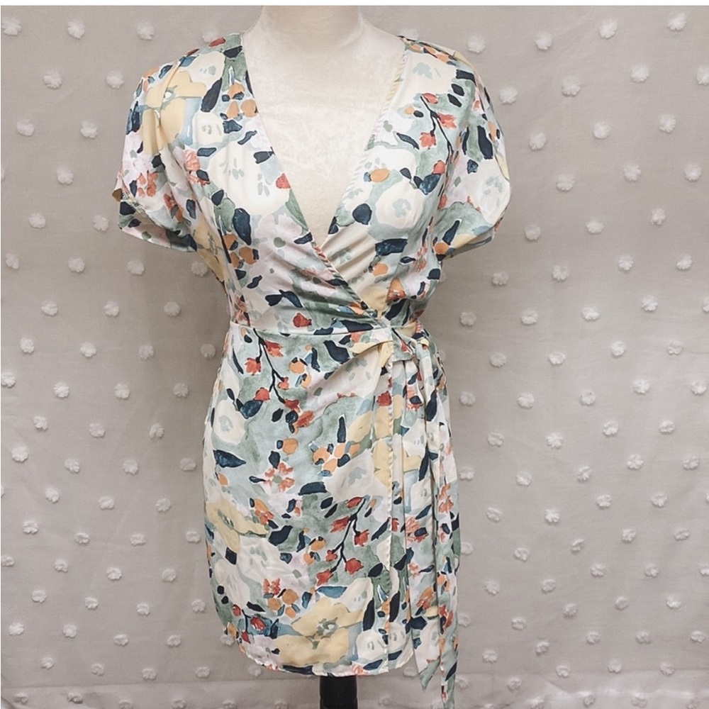 SHEIN Floral Wrap Dress - Picture 5 of 9